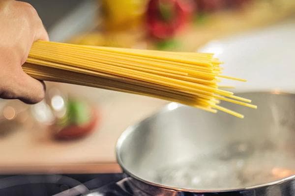 Des spaghettis et une casserole d'eau bouillante