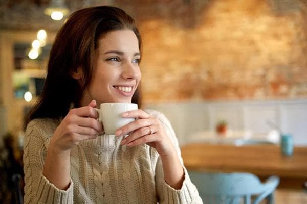 Chica tomando café