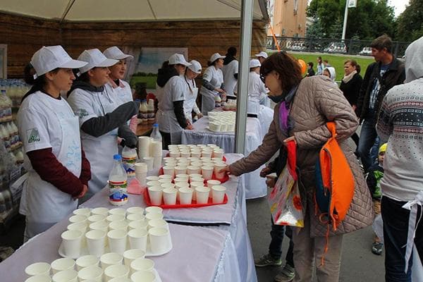 Zuivelproducten proeven op de markt