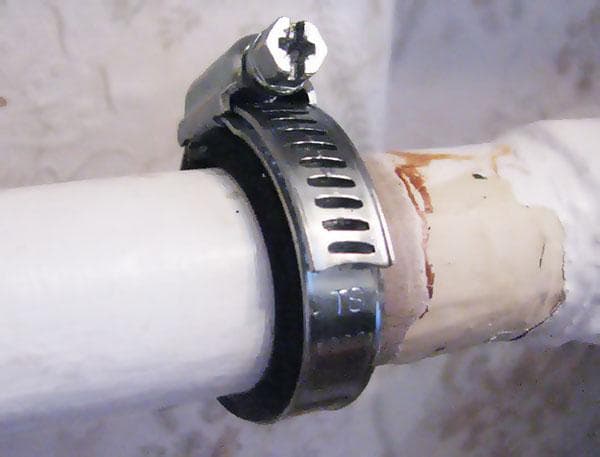 Abrazadera helicoidal en un tubo de calefacción