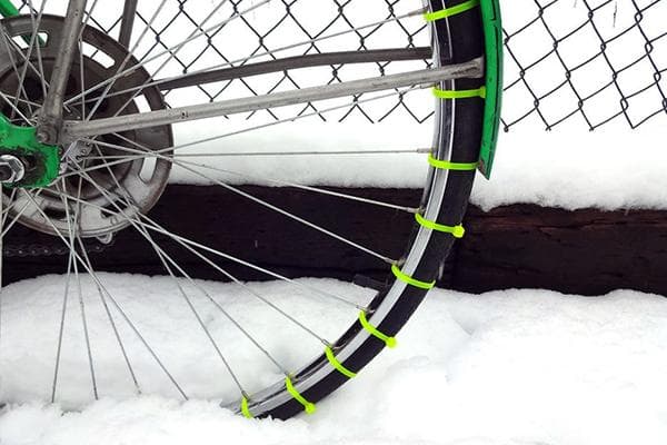 Bridas de plástico en una rueda de bicicleta.