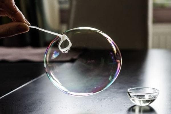 Varita de burbujas hecha de abrazadera de plástico.