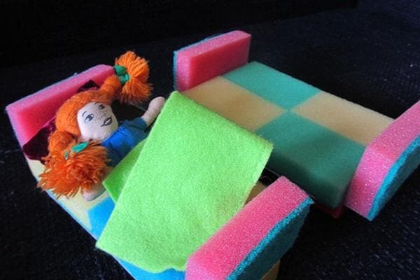 Camas de juguete hechas de esponjas de espuma.