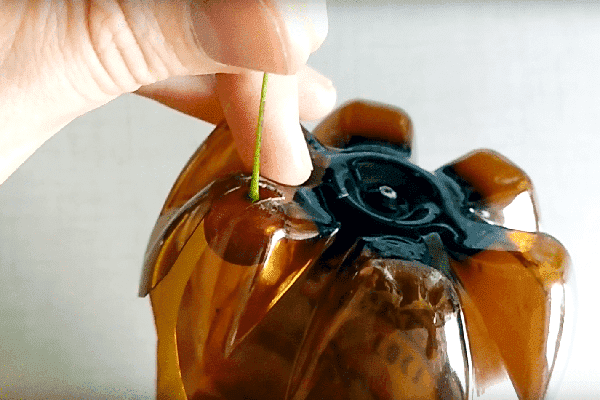 Dispositivo para recoger cerezas hecho con una botella de plástico
