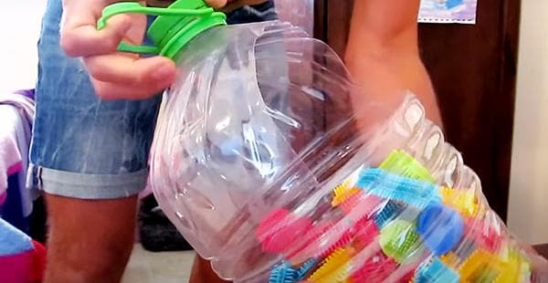Almacenamiento de piezas de juegos de construcción para niños en un frasco de 5 litros