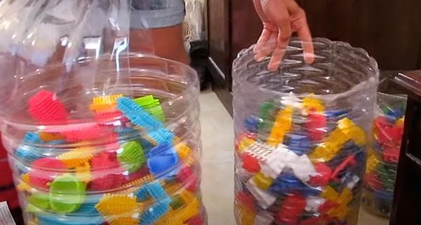 Contenedores para juguetes de construcción infantiles elaborados con berenjenas de plástico.