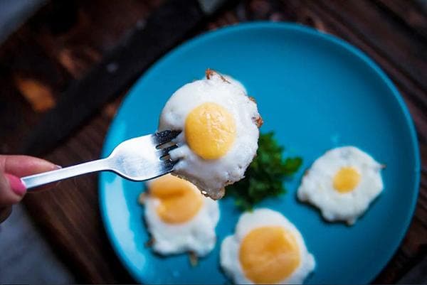 Mini huevos revueltos de huevos congelados