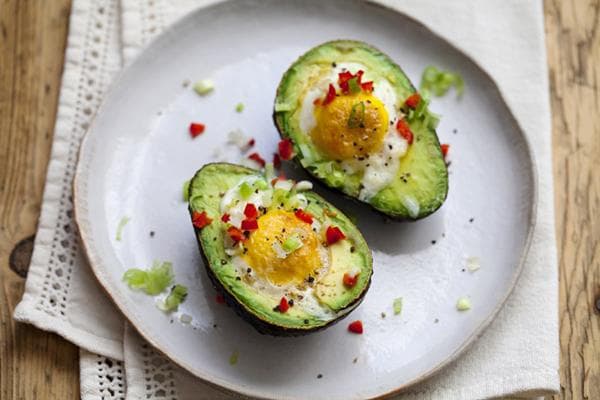 Stekt ägg bakat med avokado