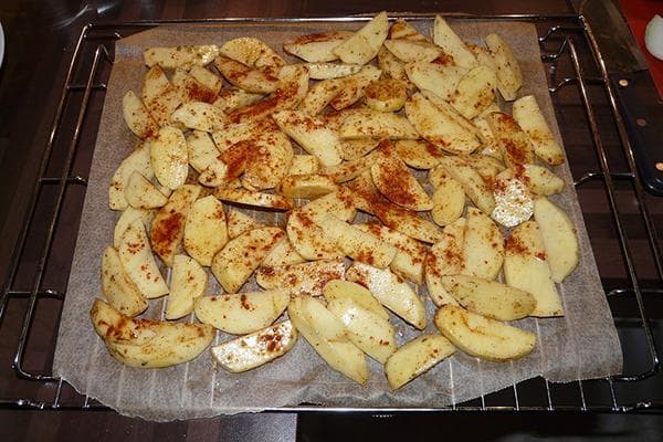 Patatas na wedges bago i-bake