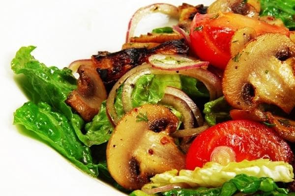 Salade de champignons aux tomates