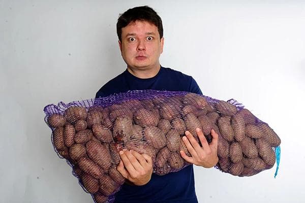 Hombre con una bolsa de patatas