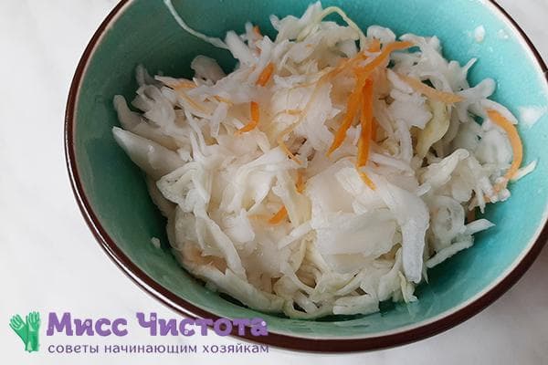 Sauerkraut dalam mangkuk