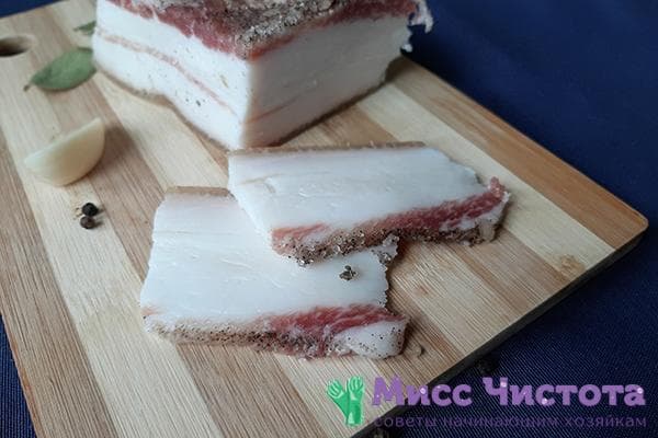 Manteca de cerdo en una tabla