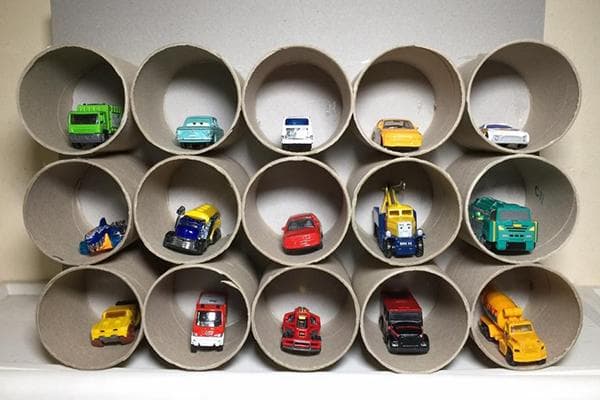 Organizador de coches de juguete hecho con rollos de papel higiénico.