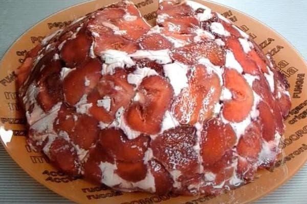 Pastel de malvaviscos con fresas