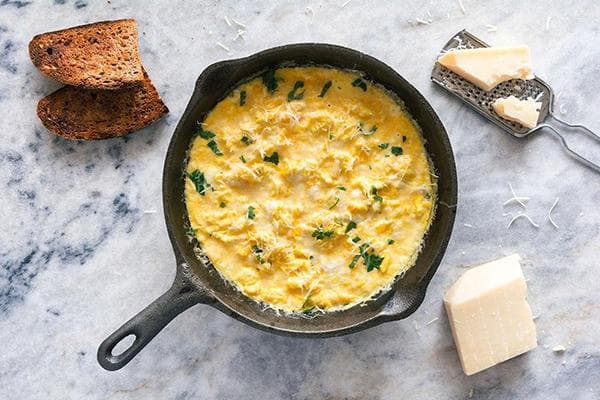 Tortilla francesa esponjosa en una sartén