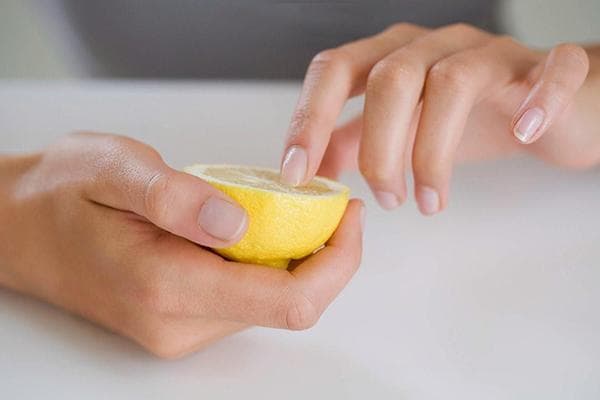 Blanquear las uñas con jugo de limón.