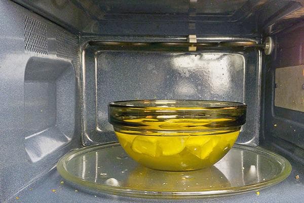 Limpiar el microondas con agua y limón