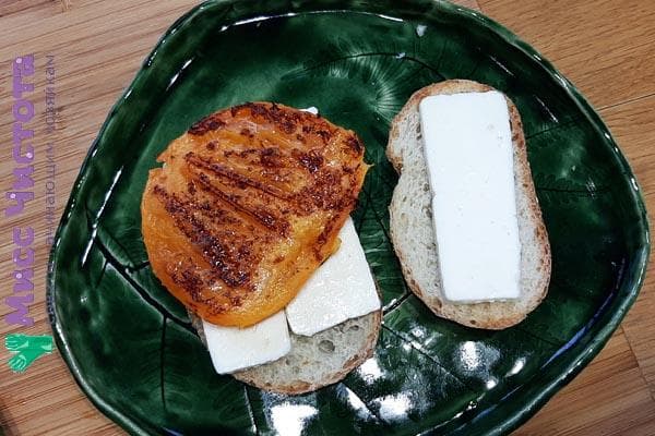 1. Unte queso sobre las rebanadas de pan preparadas.