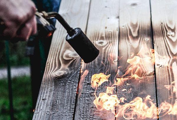 Allumer la planche avec une torche