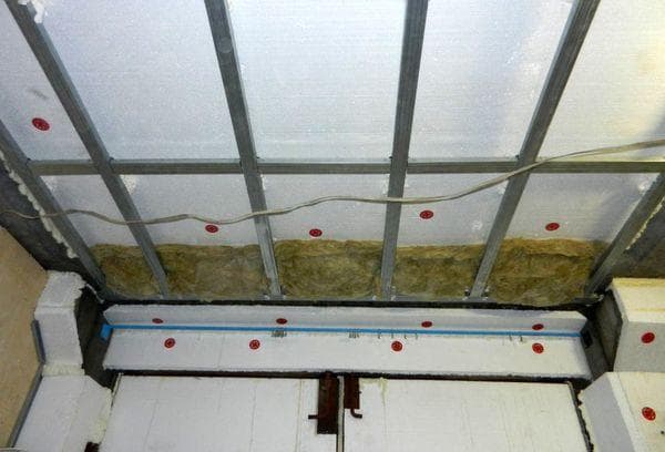 Aislar el techo con lana mineral en un garaje.