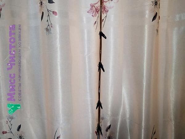 dos cortinas sujetas con pinzas para la ropa