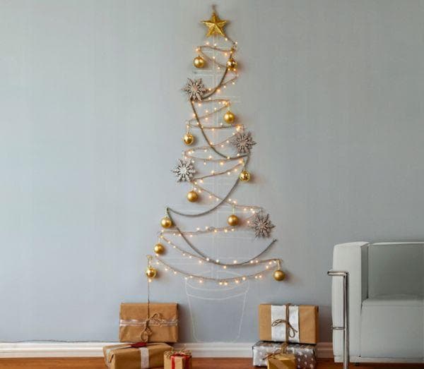 Árbol de Navidad hecho de guirnaldas en la pared.