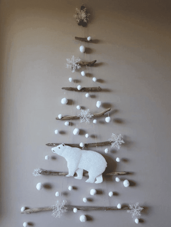 Árbol de Navidad en la nieve con un oso polar: