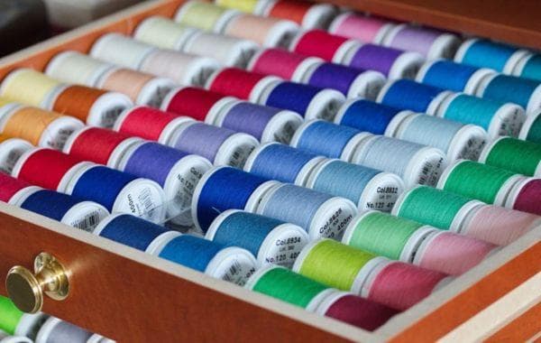 Hilos multicolores para coser.