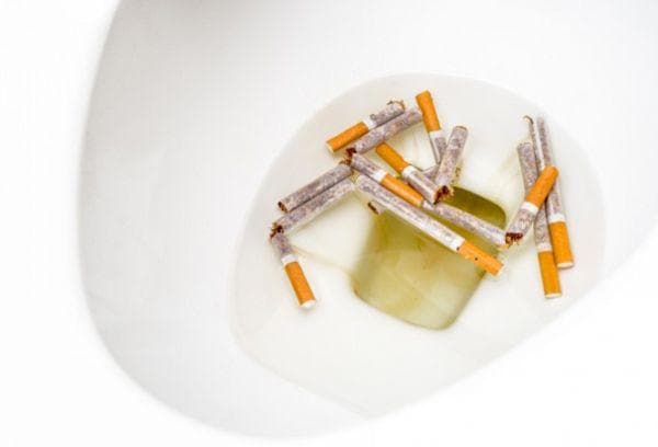 Cigarrillos en el baño.