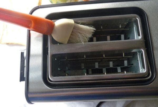 Limpiar la tostadora con un cepillo