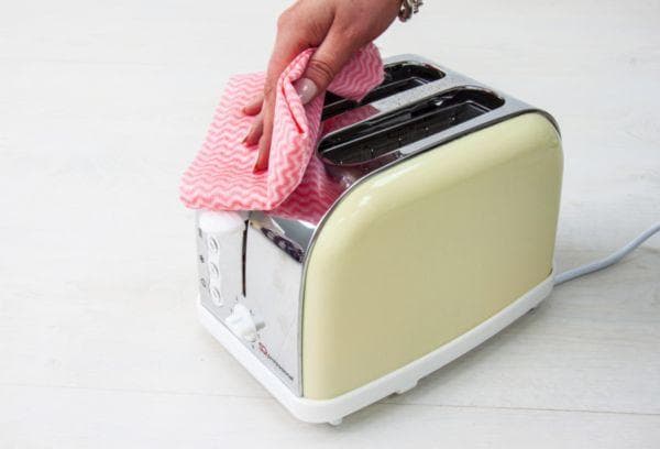 Limpiar la superficie de la tostadora con un paño húmedo.