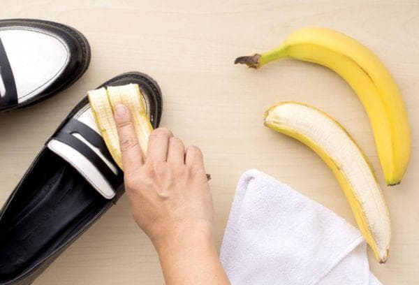 Schuhe mit Bananenschalen reinigen