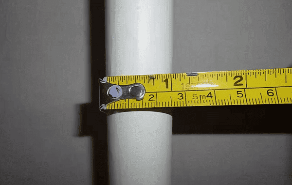 Medir una tubería con una cinta métrica