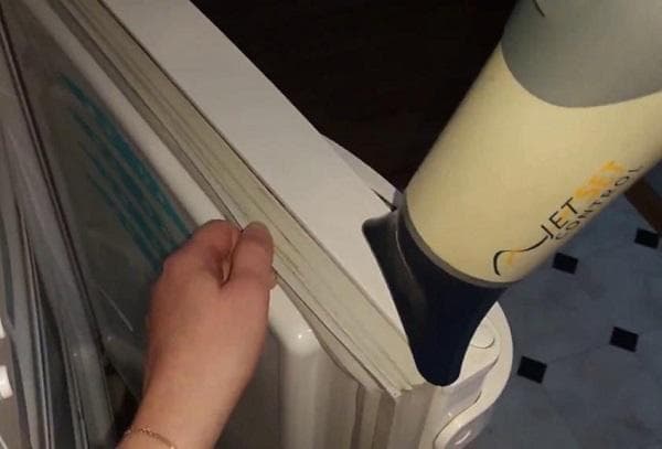 Suavizar el chicle del frigorífico con un secador de pelo.