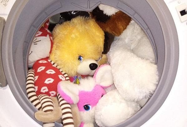 Peluches para niños en la lavadora.