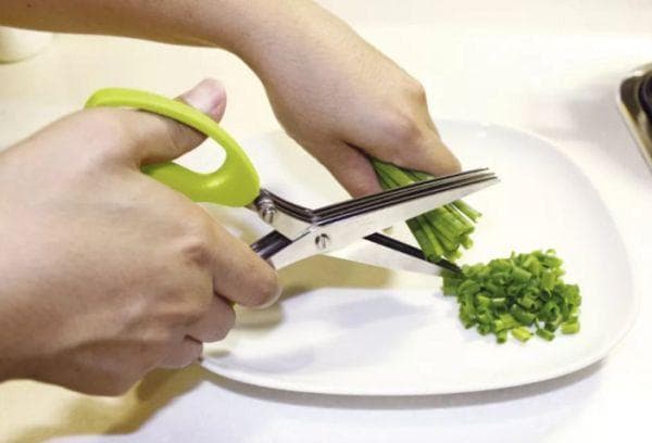 Cortar verduras con tijeras.
