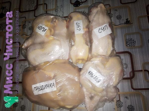 empacar partes de pollo