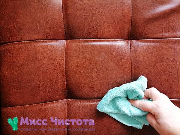limpiar el sofá con un trapo