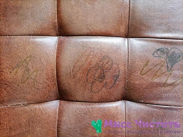 Marcas de marcador en un sofá de cuero