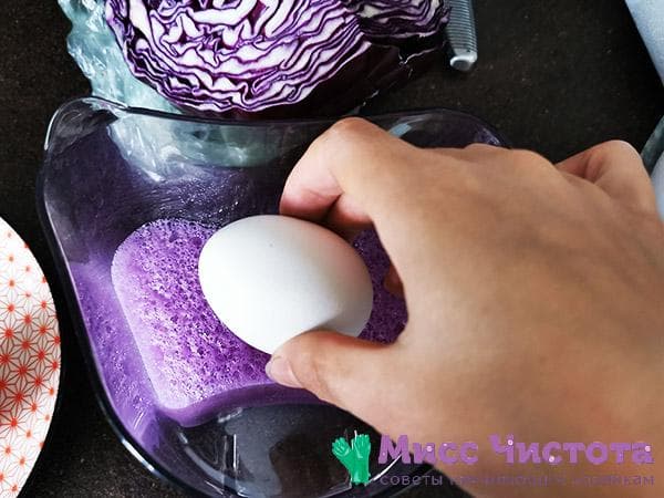 Colorear huevos con espuma de jugo de col lombarda