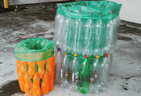 Contenedor de basura hecho de botellas de plástico.
