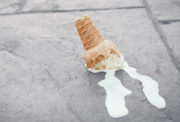 Helado derretido en la acera