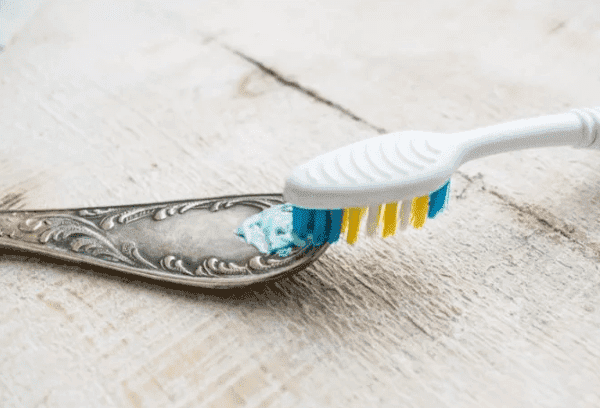 Limpiar cucharas y tenedores con pasta de dientes y polvo.