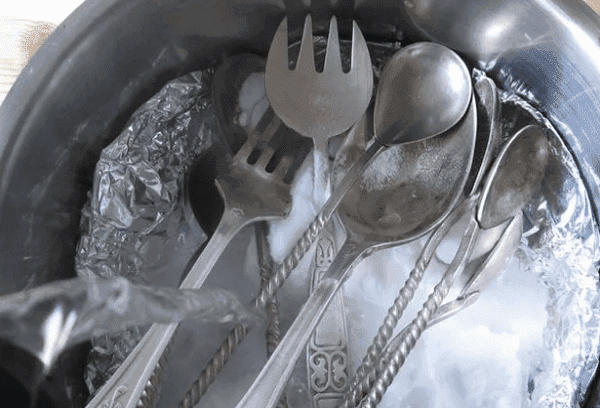 Cucharas y tenedores de plata.