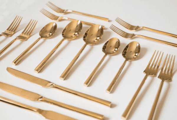 Limpiar cucharas y tenedores bañados en oro.
