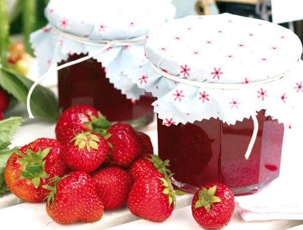 Strawberry jam nang hindi nagluluto