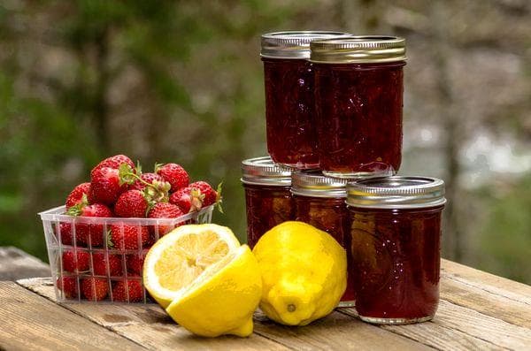 Geléia de morango com suco de limão