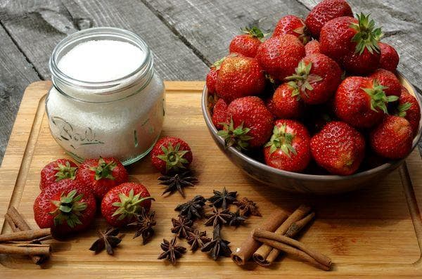 Strawberry, star anise at cinnamon