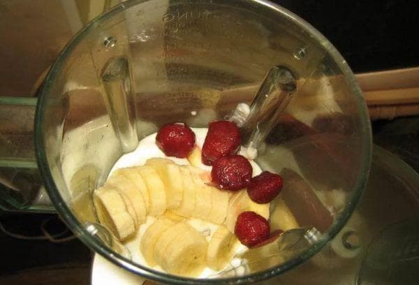 Yogurt fatto in casa con fragole e banane in un frullatore